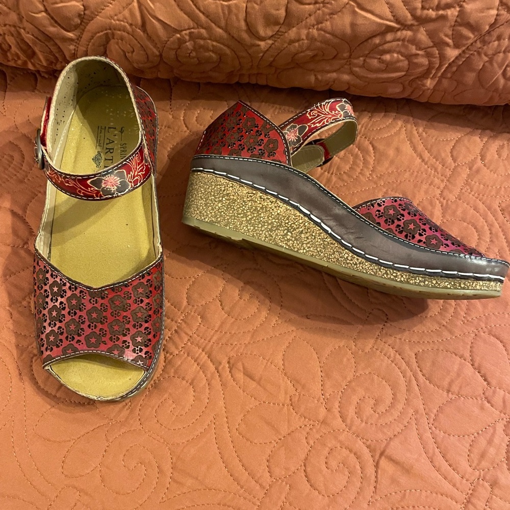 Spring Step L’Artiste Red and Brown Wedge Sandals with Decorative Perforations